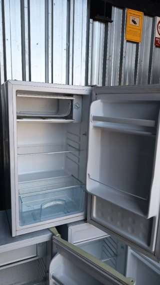 Piccolo frigorifero bianco con trasporto a domicilio