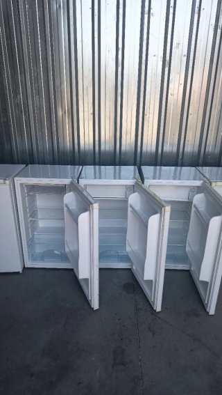 Piccolo frigorifero bianco con trasporto a domicilio