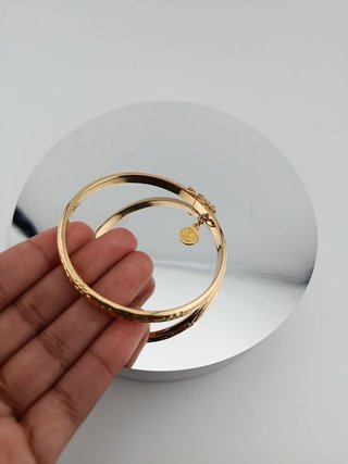 Pulsera dorada con grabado