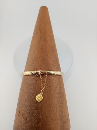 Pulsera dorada con grabado