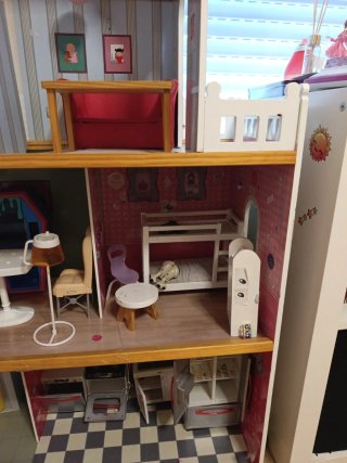 Casa de muñecas de madera