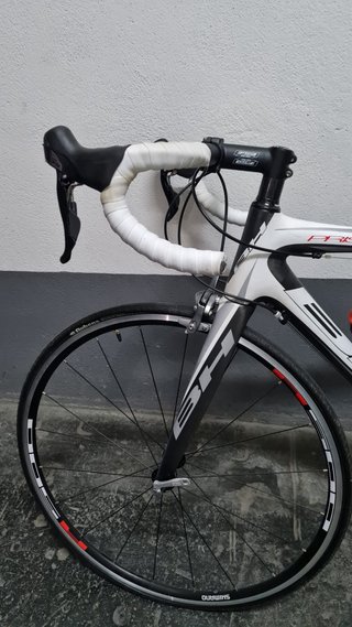 Bicicleta de carretera BH PRISMA de carbono.