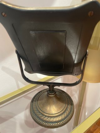 Espejo de mesa dorado con marco decorado