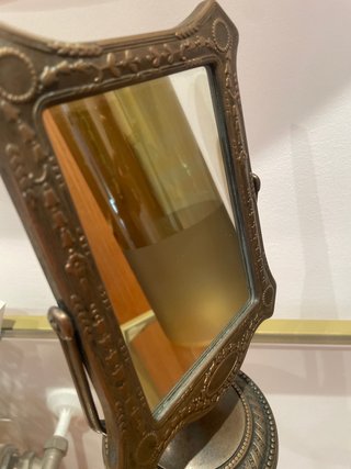 Espejo de mesa dorado con marco decorado