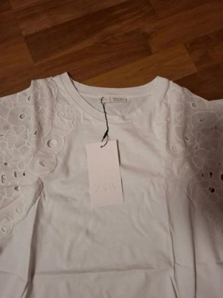 Camiseta Zara bordada blanca