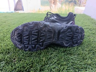 Zapatillas Asics Negras y Plateadas