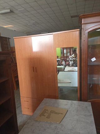 Armario de madera con espejo