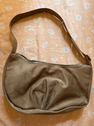 Bolso ante Stradivarius con tachuelas