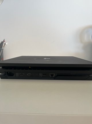 PS4 Pro 1TB + 5 Juegos