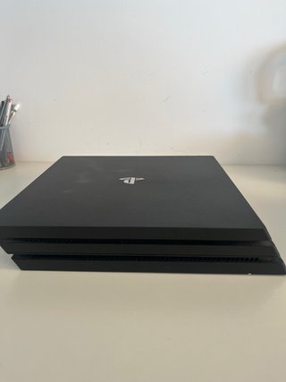 PS4 Pro 1TB + 5 Juegos