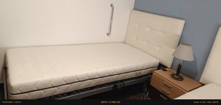 Cama articulada con colchón y cabecero