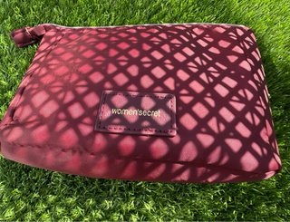 Estuche Woman Secret burdeos con detalle dorado