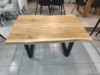 Mesa de madera rústica con patas metálicas