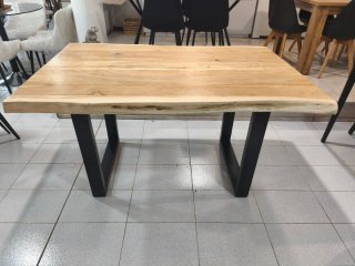 Mesa de madera rústica con patas metálicas