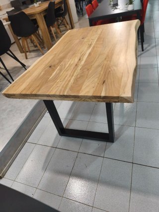 Mesa de madera rústica con patas metálicas