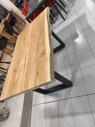 Mesa de madera rústica con patas metálicas