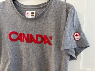 T-shirt sportiva Canada con bandierine