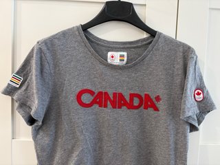 T-shirt sportiva Canada con bandierine