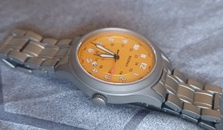Reloj Berny Titanium Automático Amarillo
