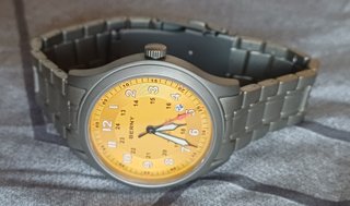 Reloj Berny Titanium Automático Amarillo
