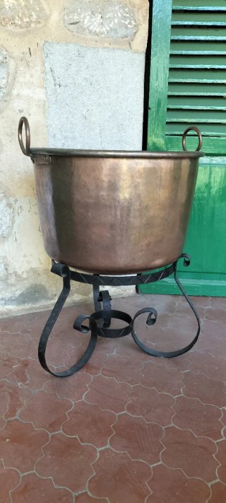 Caldero antiguo de cobre con soporte