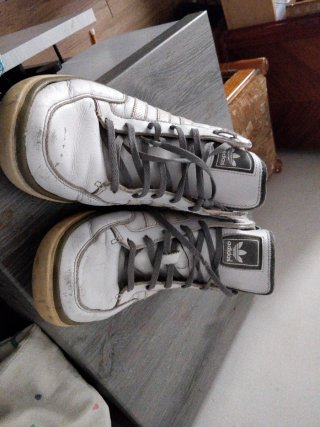 Zapatillas Adidas Beige y Blancas