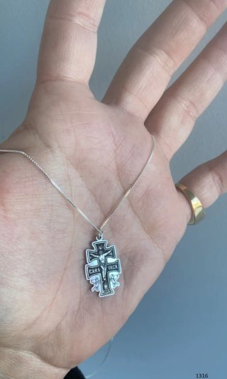 Collar de plata con colgante religioso