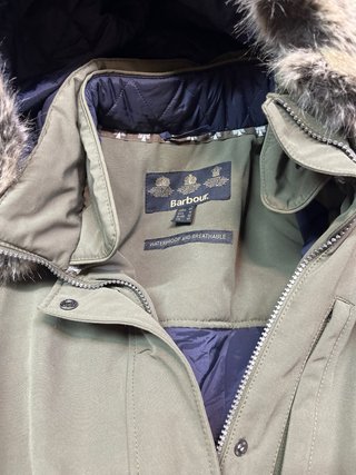 Cazadora Barbour verde con capucha