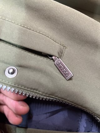 Cazadora Barbour verde con capucha