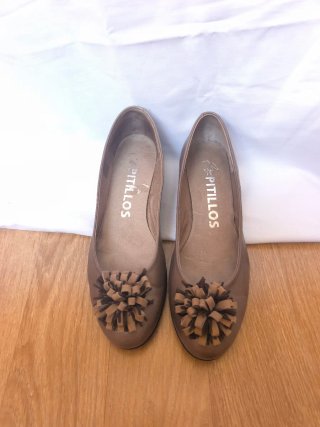 Zapatos planos Pitillos marrones con detalle flor