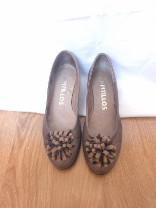 Zapatos planos Pitillos marrones con detalle flor