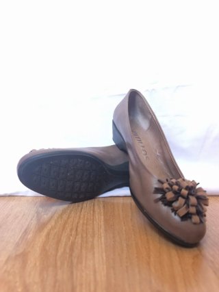 Zapatos planos Pitillos marrones con detalle flor