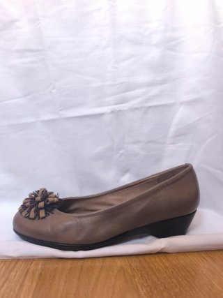 Zapatos planos Pitillos marrones con detalle flor