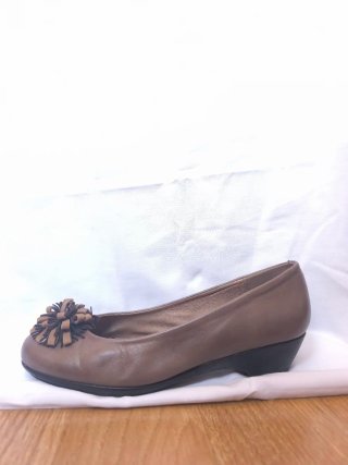 Zapatos planos Pitillos marrones con detalle flor