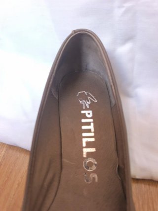 Zapatos planos Pitillos marrones con detalle flor