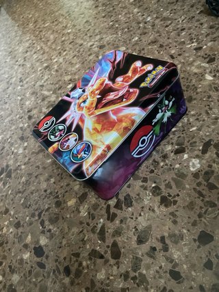 Lata Pokémon con cartas