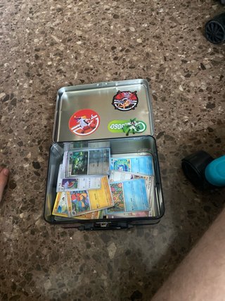 Lata Pokémon con cartas