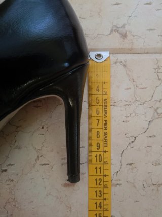 Tacchi Jaja neri con catena oro