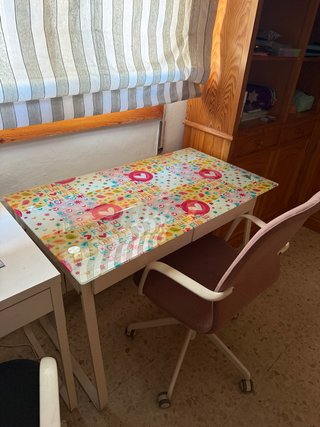 Escritorio cristal con diseño divertido