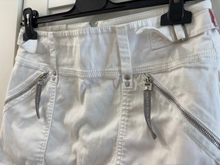 Gonna bianca con zip e tasche