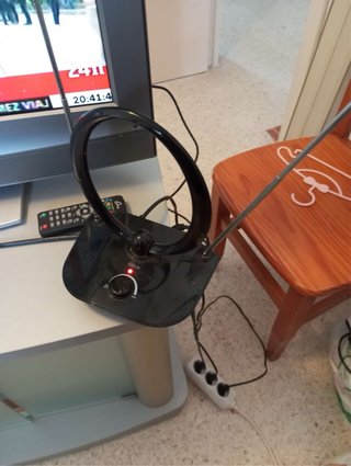 Televisión Sony con Mueble y antena incluida.