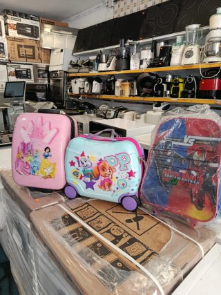 Maleta infantil princesas y Paw Patrol 30 €.los 3
