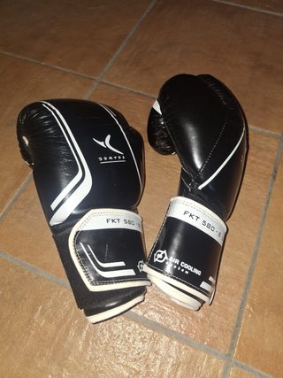 Saco de boxeo gris con dianas