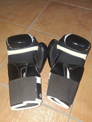 Saco de boxeo gris con dianas