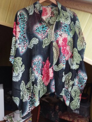 Blusa tipo poncho estampado floral talla M