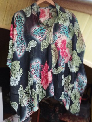 Blusa tipo poncho estampado floral talla M