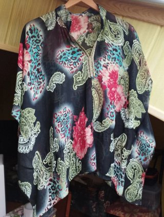 Blusa tipo poncho estampado floral talla M