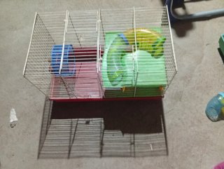 Jaula para mascotas con accesorios