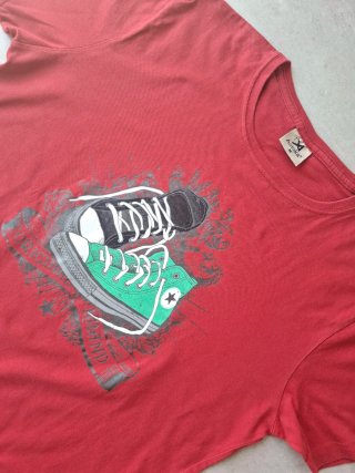 Camiseta Asioka roja estampado Converse