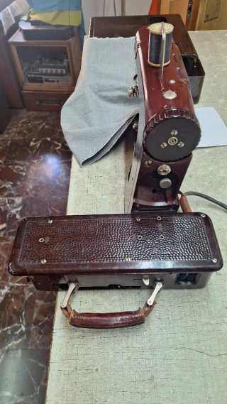 Máquina de coser antigua Freia